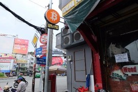 Cận cảnh máy ATM Bitcoin trong tiệm ăn ở Sài Gòn