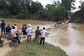 Chở nhau qua cầu, 3 mẹ con bị nước cuốn trôi