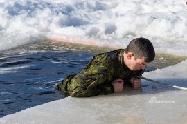 Rùng mình cách binh sĩ Canada sống sót giữa rừng băng tuyết