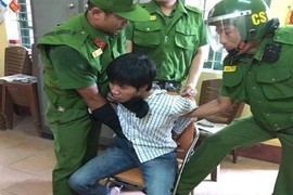 Thanh niên ngáo đá dùng hung khí uy hiếp mẹ