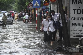 Hà Nội mưa lớn, nữ sinh hổn hển vượt sóng về nhà