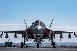 F-35B bật "chế độ quái thú" trên tàu sân bay kinh khủng thế nào?