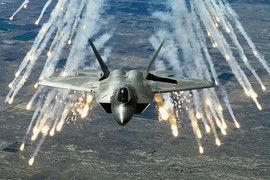 Vì sao "hàng độc quyền" F-22 Raptor của Mỹ vẫn ăn đứt F-35 "bán đại trà"?