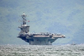 Vì sao hạm trưởng tàu USS Theodore Roosevelt bị cách chức sau khi cầu cứu cho thủy thủ?