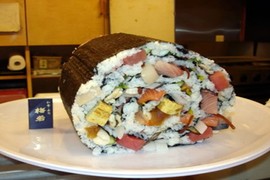 Những cuốn sushi hàng chục người ăn không hết