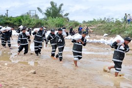 Ảnh: Hàng trăm cảnh sát cơ động giúp dân vá đê