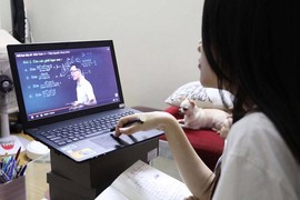 Có gì đặc biệt trong những lớp học livestream “giờ lạ” trên TikTok?