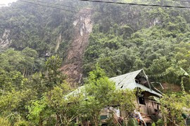 Tuyên Quang: Núi sạt lở, đá lăn xuống 11 nhà dân 