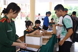 Tân sinh viên Học viện Kỹ thuật Quân sự nhập học 