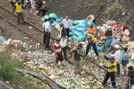 Ô tô lao xuống, đường sắt cùng quốc lộ tê liệt