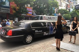 Dùng limousine đưa đón khách đến nhận Note 8