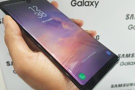 Galaxy Note 8 bị tố "hở sáng" ở viền màn hình