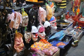 Đồ chơi Halloween: Người lớn lo lắng, trẻ con khóc thét