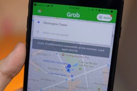 Tranh thủ 4 tiếng Grab "sập", tài xế Uber kiếm đậm