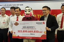 Chủ nhân giải Vietlott gần 304 tỷ đeo mặt nạ chú tễu nhận giải