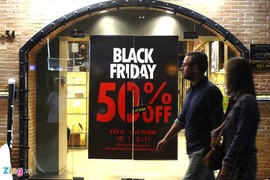 Cửa hàng ở Sài Gòn ùn ùn khuyến mãi từ nửa tháng trước Black Friday