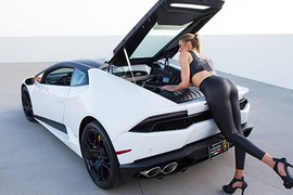 Chân dài thả dáng cùng Lamborghini Huracan