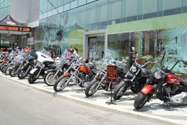 Hàng chục xế “khủng” Harley rầm rộ tụ hội tại Sài Gòn