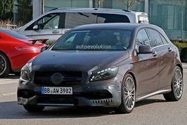 “Bé hạt tiêu” Mercedes-Benz A45 AMG chờ ngày lộ diện