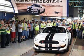 “Huyền thoại” Shelby GT350R Mustang đầu tiên rời nhà máy