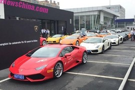 Ngắm “đàn siêu bò” Lamborghini trăm tỷ rồng rắn trên phố