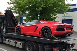 "Siêu bò" Aventador Roadster gần 25 tỷ cập bến Việt Nam?