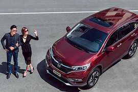 Siêu mẫu Việt đọ “cá tính” cùng Honda CR-V phiên bản mới