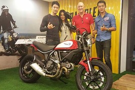 Johnny Trí Nguyễn và Nhung Kate "cưới vợ 2" Ducati Scrambler