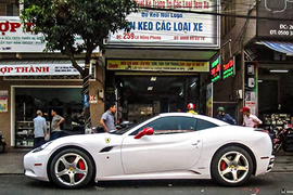 "Hàng hiếm" Ferrari California 12 tỷ tại Việt Nam "thay áo" mới 