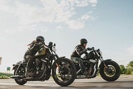 Cùng độ Sportster Iron 883 bản 2016 với Harley-Davidson