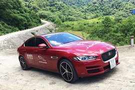 Cầm lái xế sang Jaguar XE hơn 2 tỷ tại Việt Nam