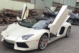 Siêu xe Lamborghini Aventador mui trần giá 26 tỷ về VN