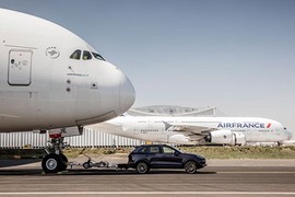 Porsche Cayenne kéo máy bay Airbus A380 nặng 285 tấn