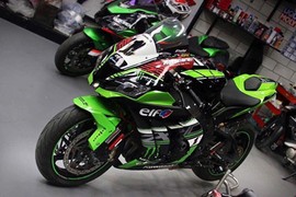 Siêu môtô Kawasaki ZX10R độ xế đua kịch độc tại Sài Gòn