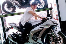 Ca sĩ Lưu Chí Vỹ "tậu" Kawasaki ZX-10R giá nửa tỷ đồng 