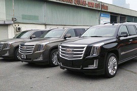 "Soi" SUV hạng sang Cadillac giá 7 tỷ đồng tại Hà Nội