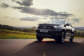 Bán tải Ford Ranger Black Edition 2018 rục rịch ra mắt