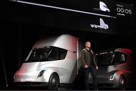 Xe đầu kéo chạy điện Tesla Semi Truck giá 3,4 tỷ đồng