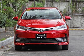 “Soi” Toyota Corolla Altis 2.0V giá 925 triệu tại Việt Nam