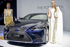 Lexus LS 500h "chốt giá" từ 7,44 tỷ đồng tại Việt Nam