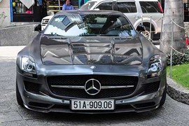 Mercedes SLS giá 14 tỷ nhà chồng Hà Tăng trên phố Sài Gòn