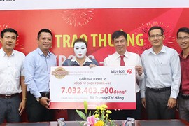 Người phụ nữ miền Tây đeo mặt nạ, thay chồng nhận giải Jackpot 2