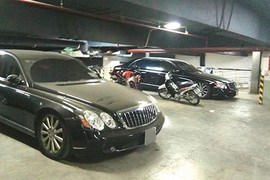 Xe siêu sang Maybach triệu đô "bỏ xó", phủ bụi tại Hà Nội