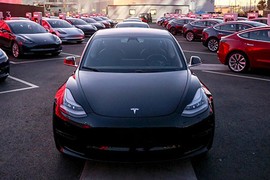 Khách hàng đặt mua siêu xe Tesla Model 3 ùn ùn đòi tiền cọc 