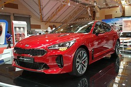 Kia Stinger GT mới "chốt giá" từ 760 triệu đồng tại Malaysia