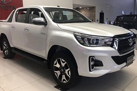 Toyota Hilux 2018 bản cao cấp giá 878 triệu về VN