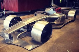 Dân chơi tự chế siêu xe đua F1 từ động cơ Ferrari cũ