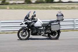 “Soi” BMW R1200GSA lăn bánh, ôm cua không cần người lái