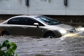 Cách khởi động xe khi bị thủy kích trong mùa mưa bão