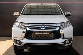 Mitsubishi Pajero Sport giá 980 triệu "đấu" Toyota Fortuner tại VN